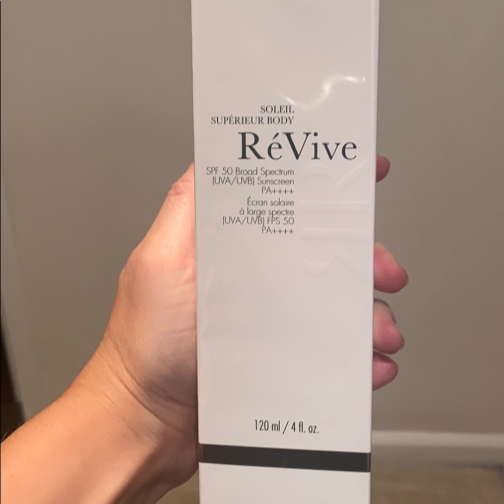 New RÉVIVE
Soleil  Broad Spectrum SPF 50